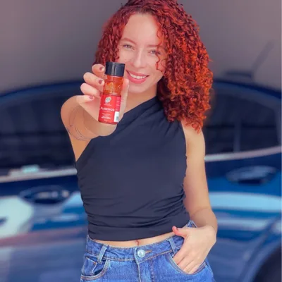 Criadora de vídeos UGC segurando um produto de beleza